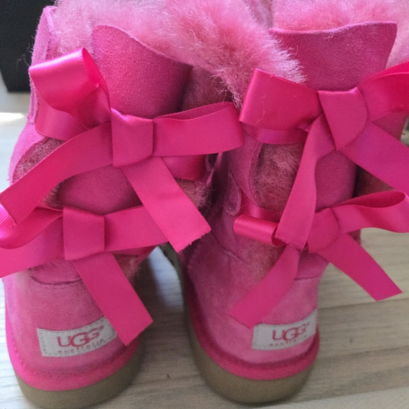 UGG Fuchsia Boots with Bows Kids Size 5/ Womens's 7 - Picture 4 of 10